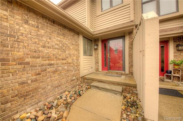 front view picture of 5736 Leeward Ct, Clarkston, MI. 48346