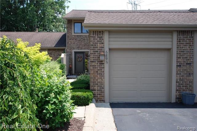 front view picture of 6896 Northcrest Way E, Clarkston, MI. 48346