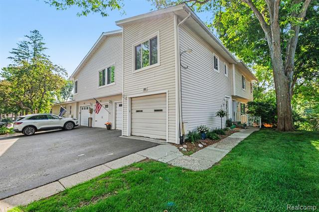 front view picture of 838 Corners Ct, Lake Orion, MI. 48362