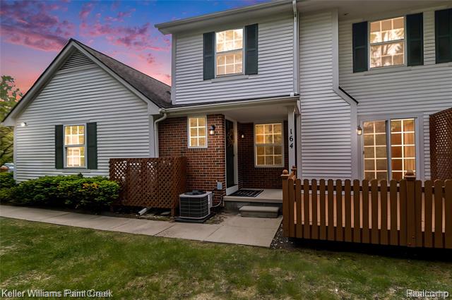 front view picture of 164 Barrington Cir, Lake Orion, MI. 48360