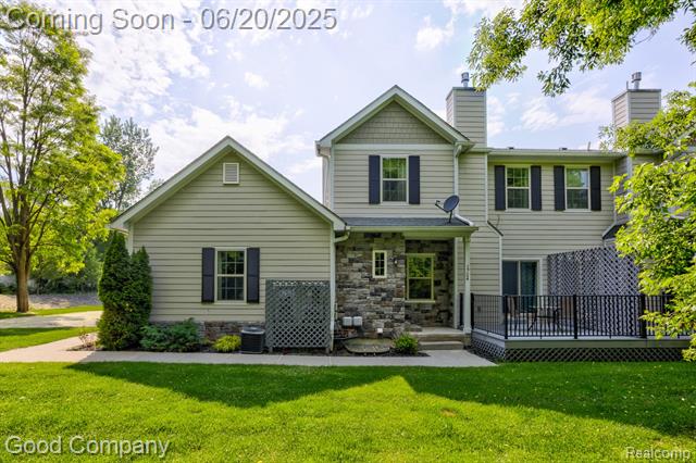front view picture of 1724 Barrington Ct, Lake Orion, MI. 48360