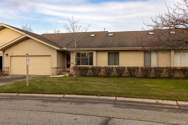 front view picture of 1895 Hunters Ln, Lake Orion, MI. 48360