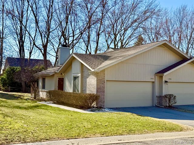 front view picture of 1992 Hunters Ln, Lake Orion, MI. 48360