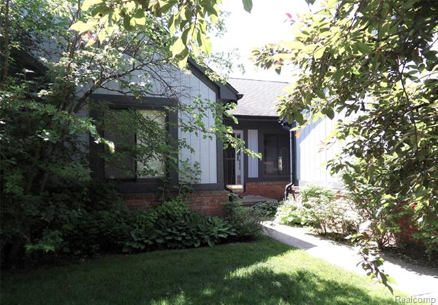 front view picture of 2791 Lochmoor Blvd, Lake Orion, MI. 48360