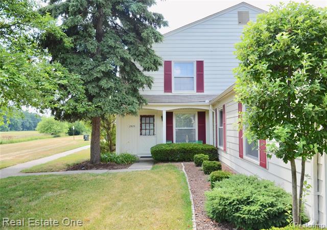 front view picture of 2925 Rockford Ct, Lake Orion, MI. 48360