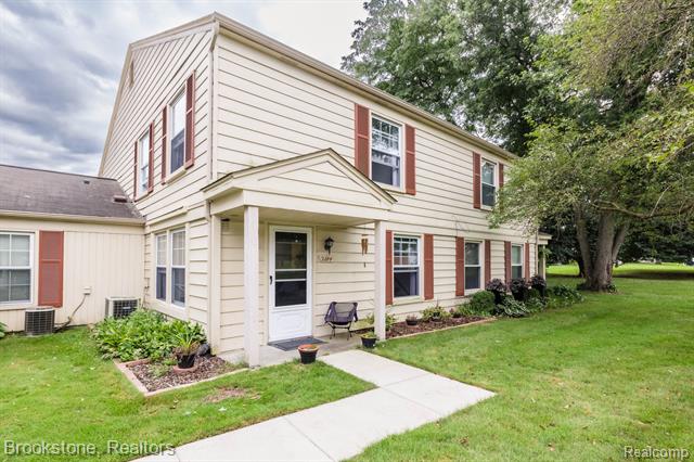 front view picture of 2644 Wildwood Ct, Lake Orion, MI. 48360