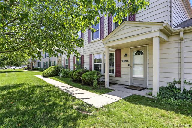 front view picture of 3043 Oakridge Ct, Lake Orion, MI. 48360