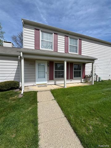 front view picture of 2983 Maplewood Ct, Lake Orion, MI. 48360