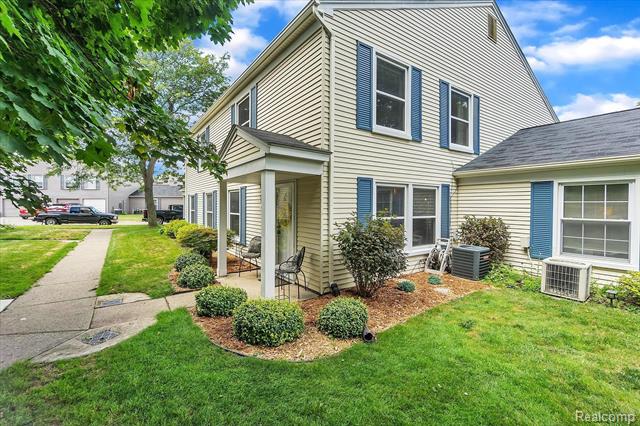 front view picture of 2993 Maplewood Ct, Lake Orion, MI. 48360