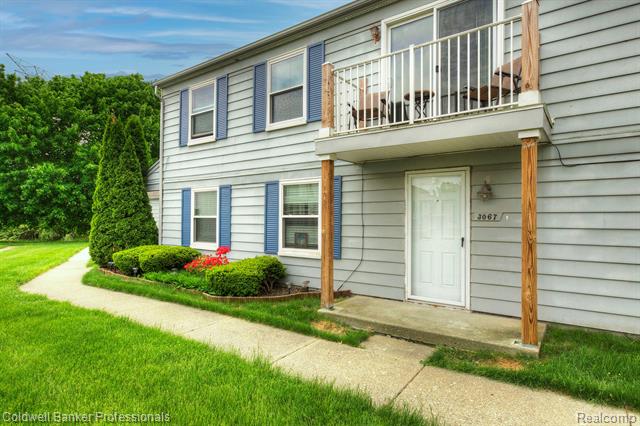 front view picture of 3067 Oakridge Ct, Lake Orion, MI. 48360
