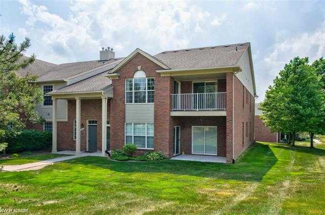 front view picture of 1868 Flagstone Cir, Rochester, MI. 48307