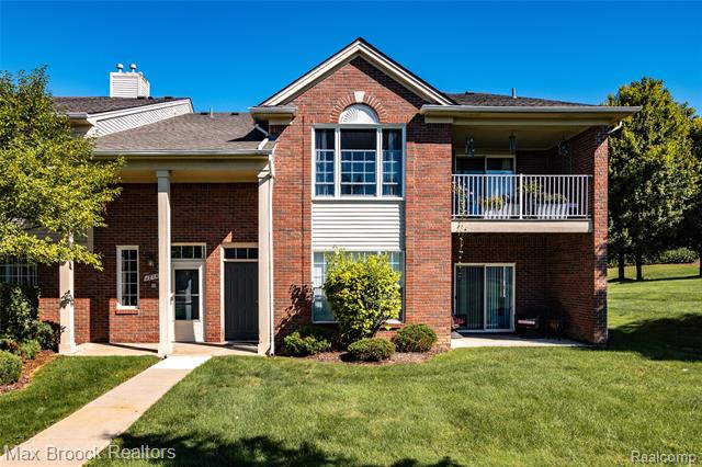 front view picture of 1874 Flagstone Cir, Rochester, MI. 48307
