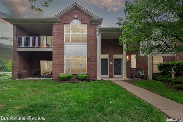 front view picture of 1806 Flagstone Cir, Rochester, MI. 48307