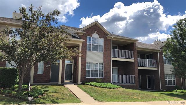 front view picture of 1826 Flagstone Cir, Rochester, MI. 48307