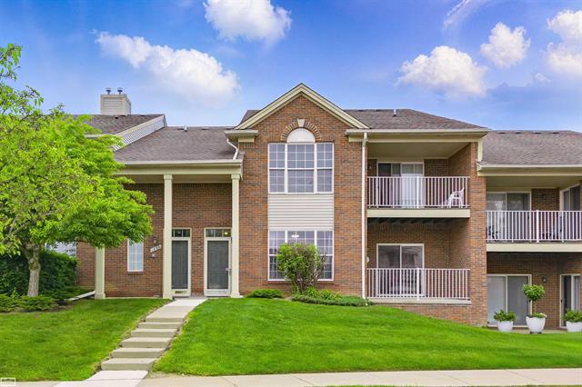 front view picture of 1852 Flagstone Cir, Rochester, MI. 48307