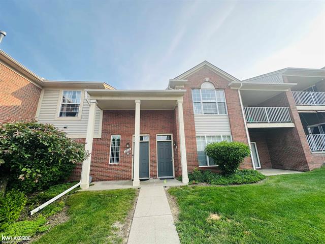 front view picture of 1922 Flagstone Cir, Rochester, MI. 48307