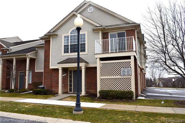front view picture of 1885 Flagstone Cir, Rochester, MI. 48307