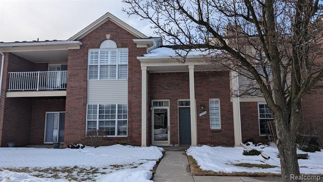 front view picture of 1865 Flagstone Cir, Rochester, MI. 48307