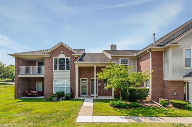 front view picture of 1790 Flagstone Cir, Rochester, MI. 48307