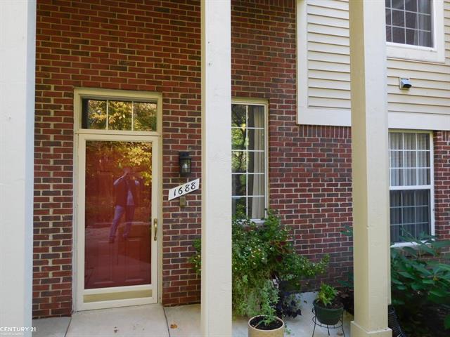 front view picture of 1688 Deepwood Cir, Rochester, MI. 48307