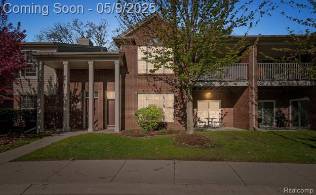 front view picture of 1708 Deepwood Cir, Rochester, MI. 48307