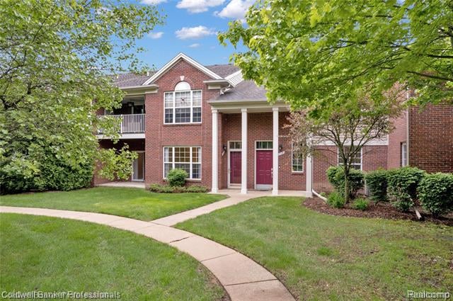 front view picture of 1721 Deepwood Cir, Rochester, MI. 48307