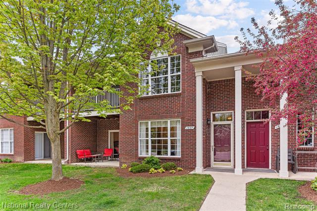 front view picture of 1637 Deepwood Cir, Rochester, MI. 48307