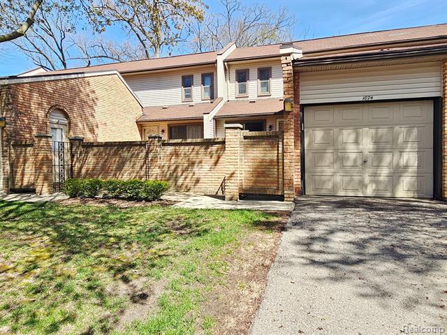 front view picture of 1074 Willow Grove Ct, Rochester, MI. 48307