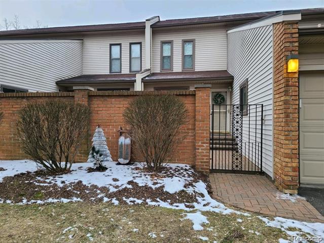 front view picture of 1002 Willow Grove Ct, Rochester, MI. 48307