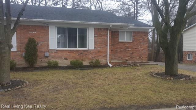front view picture of 205 Hacker St, Rochester, MI. 48307