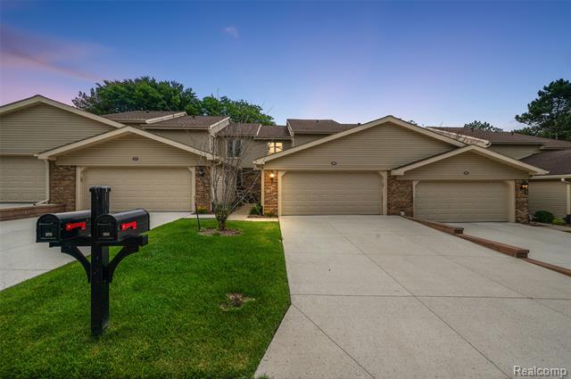 front view picture of 968 Golfview Ct, Rochester, MI. 48307