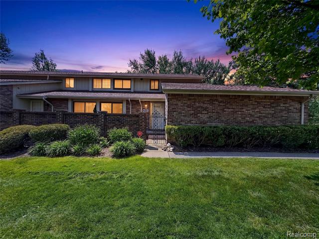 front view picture of 2853 Trailwood Dr, Rochester, MI. 48309