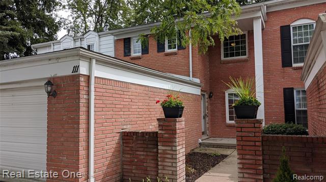front view picture of 111 Manor Way, Rochester, MI. 48309