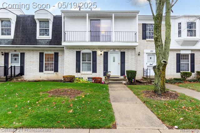 front view picture of 121 Stratford Ln, Rochester, MI. 48309