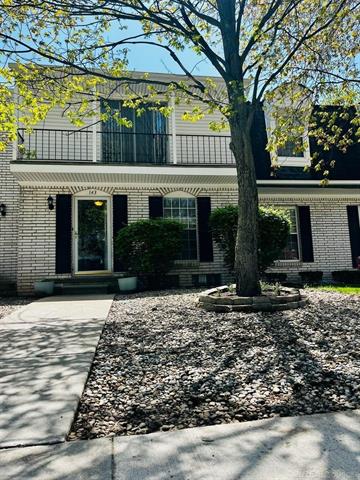 front view picture of 143 Stratford Ln, Rochester, MI. 48309