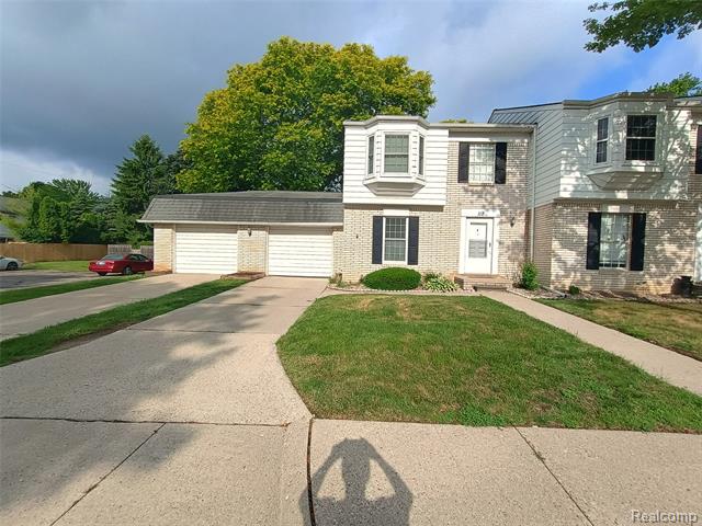 front view picture of 112 Stratford Ln, Rochester, MI. 48309