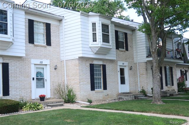front view picture of 110 Stratford Ln, Rochester, MI. 48309