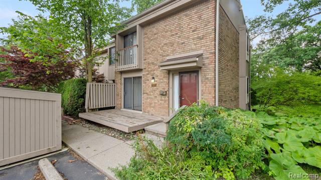 front view picture of 1481 Oakbrook E, Rochester, MI. 48307
