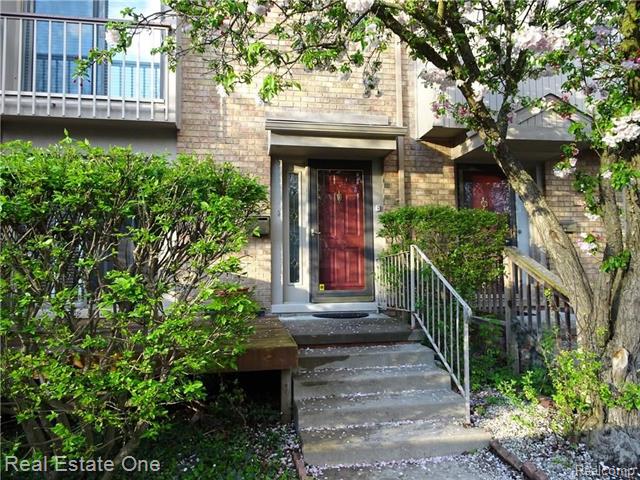 front view picture of 1420 Oakbrook E, Rochester, MI. 48307