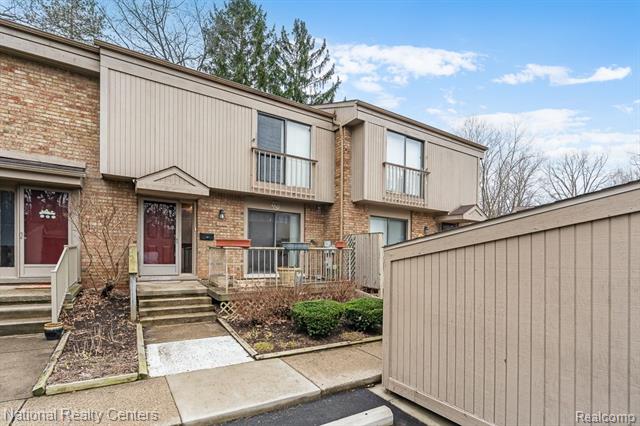 front view picture of 1438 Oakbrook E, Rochester, MI. 48307
