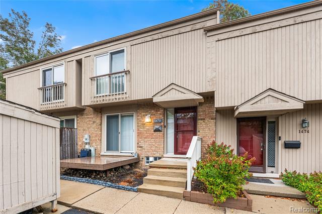 front view picture of 1476 Oakbrook E, Rochester, MI. 48307