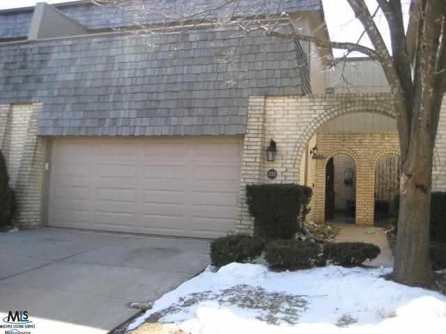 front view picture of 1233 Oakwood Ct, Rochester, MI. 48307