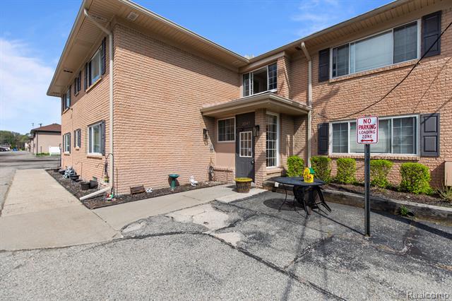 front view picture of 2247 Walton Blvd # 48, Rochester, MI. 48309