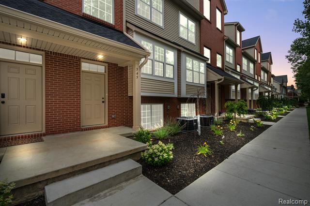front view picture of 502 Village Ln, Milford, MI. 48381