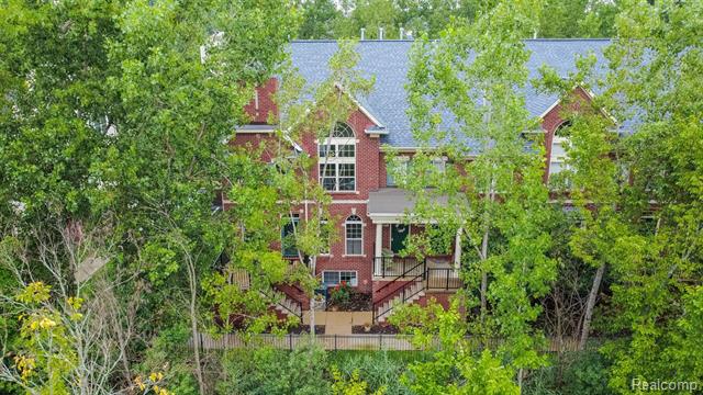 front view picture of 605 Village Ln, Milford, MI. 48381