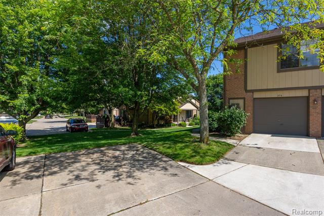 front view picture of 276 Meadow Bridge Dr, Rochester, MI. 48307