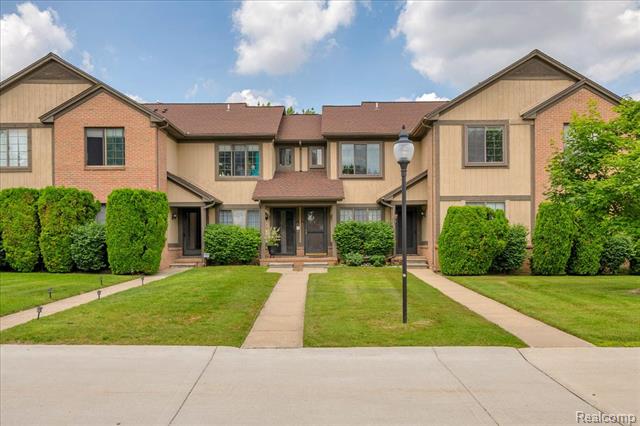 front view picture of 1574 Meadow Side Dr, Rochester, MI. 48307