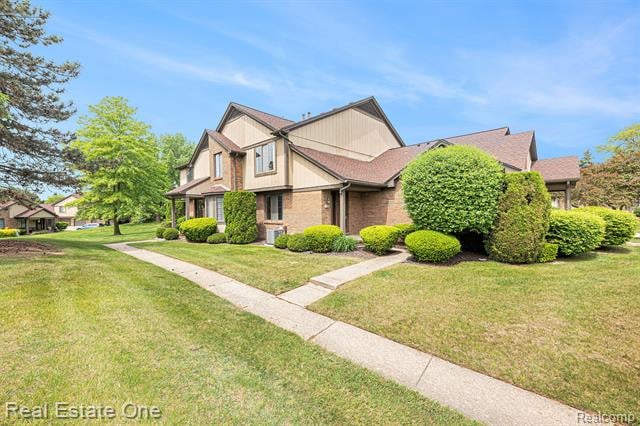 front view picture of 114 Meadow Lane Cir, Rochester, MI. 48307