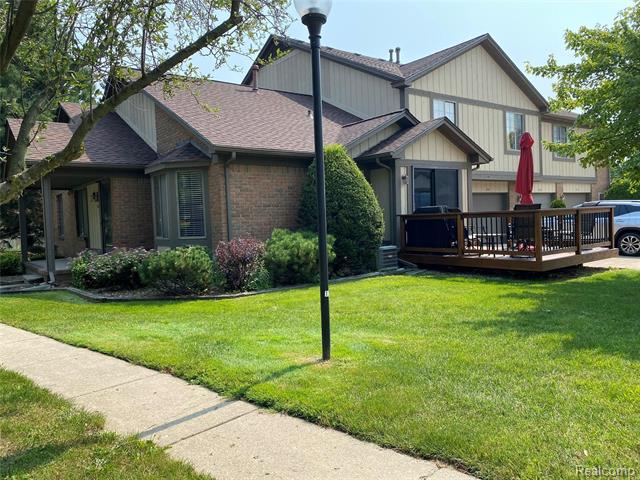 front view picture of 107 Meadow Lane Cir, Rochester, MI. 48307