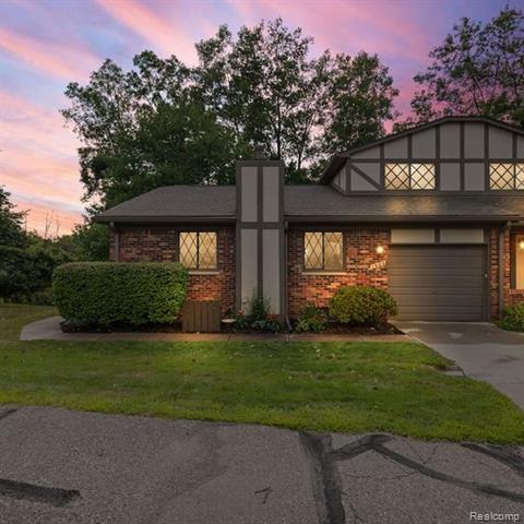 front view picture of 1980 Pondview Ct, Rochester, MI. 48309